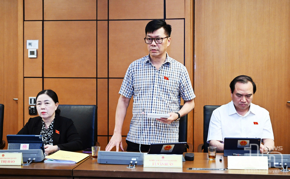 Đại biểu Lý Văn Huấn (Đoàn đại biểu Quốc hội tỉnh Thái Nguyên) tham gia thảo luận tại tổ.