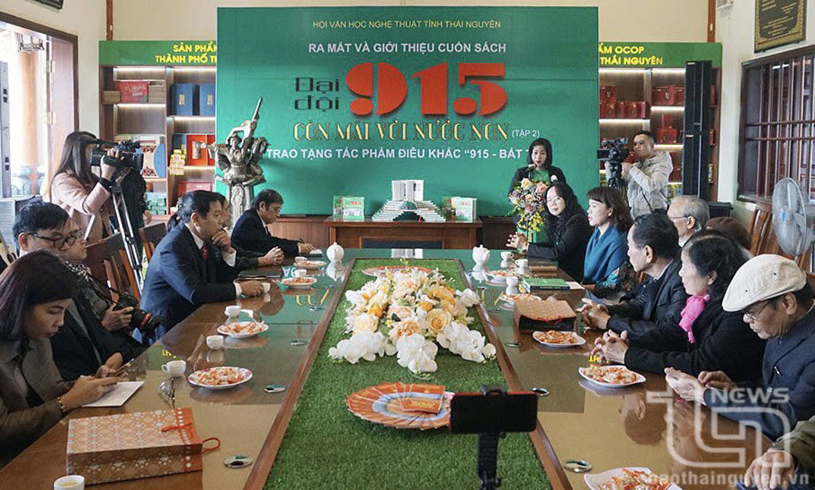 Quang cảnh chương trình giới thiệu cuốn sách “Đại đội 915 - Còn mãi với nước non” (tập 2).