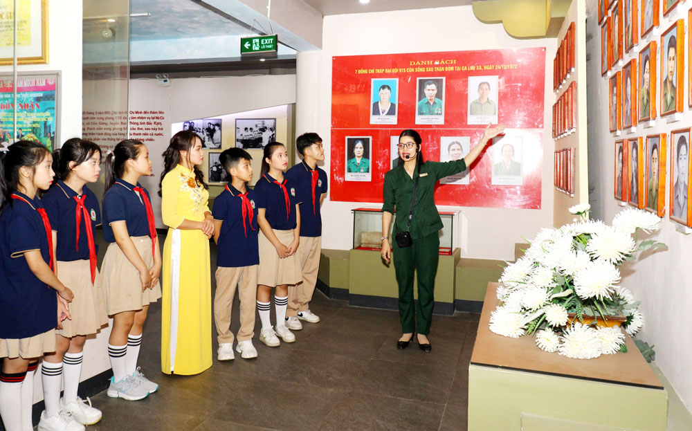 Giáo viên và học sinh Trường Tiểu học, THCS 915 Gia Sàng (TP. Thái Nguyên) thăm viếng Khu di tích.