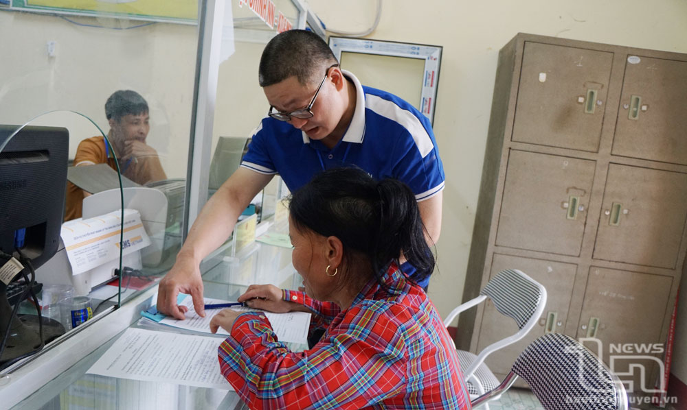 Đảng bộ huyện Võ Nhai phát động toàn bộ cán bộ, đảng viên giữ kỷ cương công vụ trong quá trình sáp nhập. Trong ảnh: Cán bộ xã Nghinh Tường hướng dẫn người dân giải quyết thủ tục hành chính.