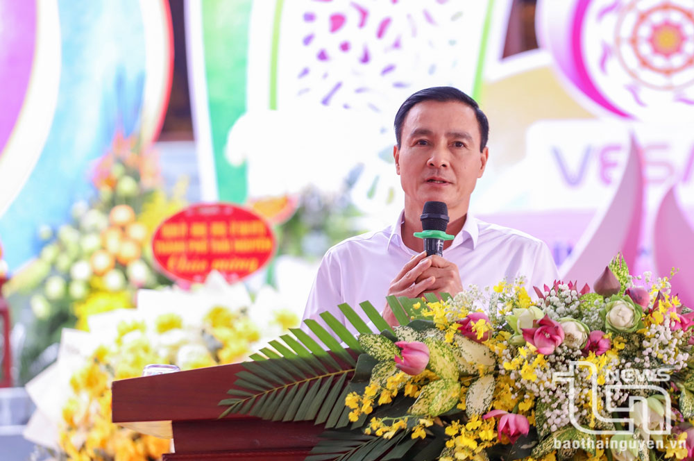 Đồng chí Vũ Duy Hoàng và các thành viên đoàn công tác của tỉnh tặng hoa chúc mừng các chức sắc, tín đồ Phật giáo nhân Đại lễ Phật đản Phật lịch 2569