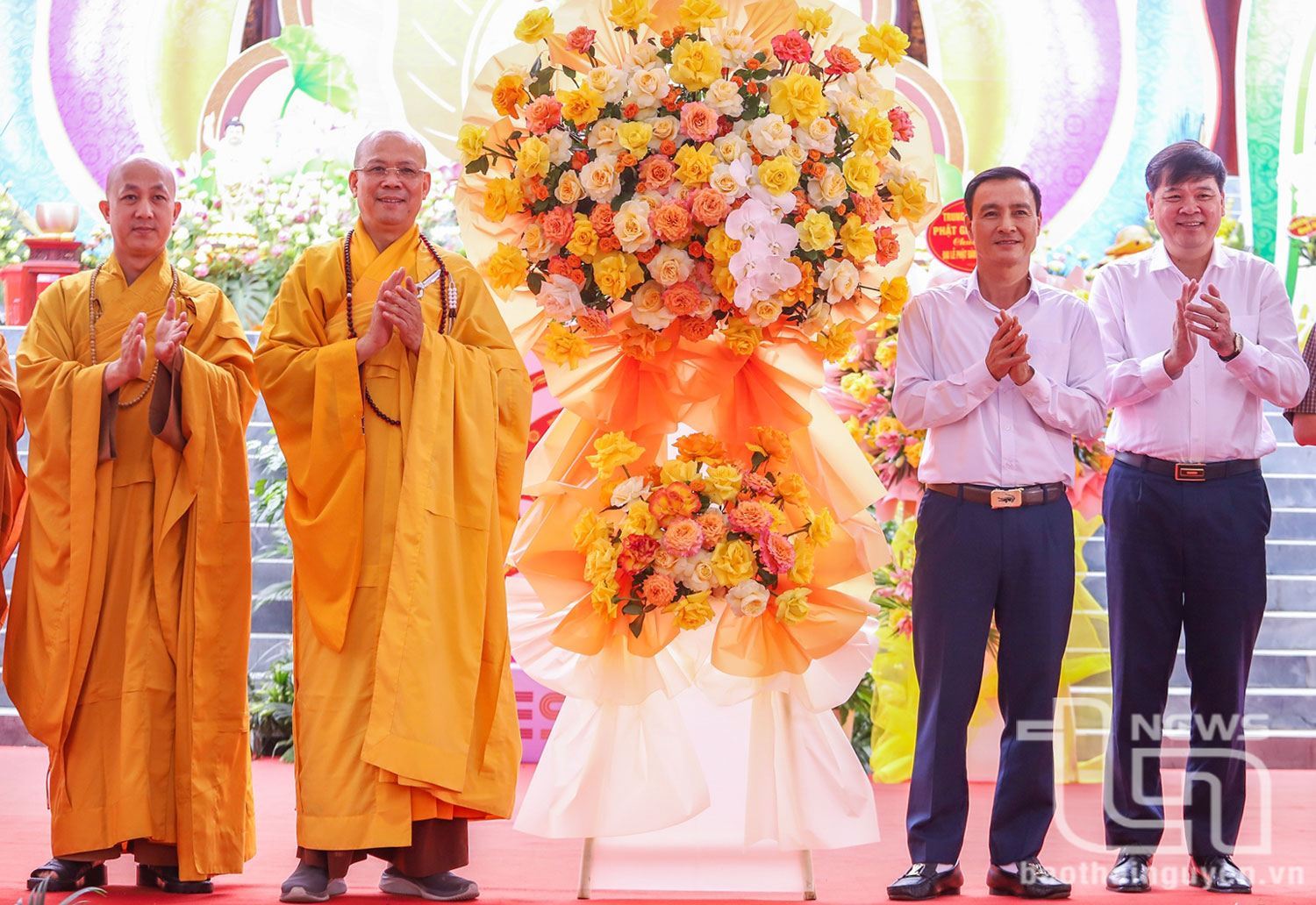 Đồng chí Vũ Duy Hoàng và các thành viên đoàn công tác của tỉnh tặng hoa chúc mừng các chức sắc, tín đồ Phật giáo nhân Đại lễ Phật đản Phật lịch 2569