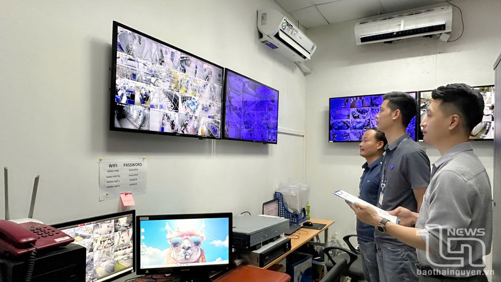 Anh Đàm Thái Hoàng (ngoài cùng bên phải) kiểm tra, giám sát hệ thống cảnh báo quan sát camera toàn nhà máy.