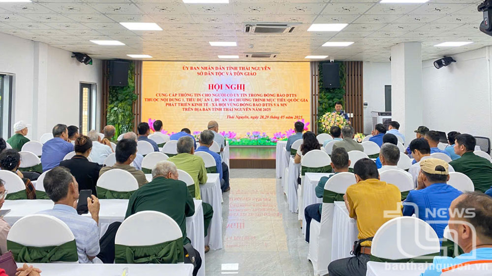 Tăng cường thông tin cho người có uy tín trong cộng đồng dân tộc thiểu số