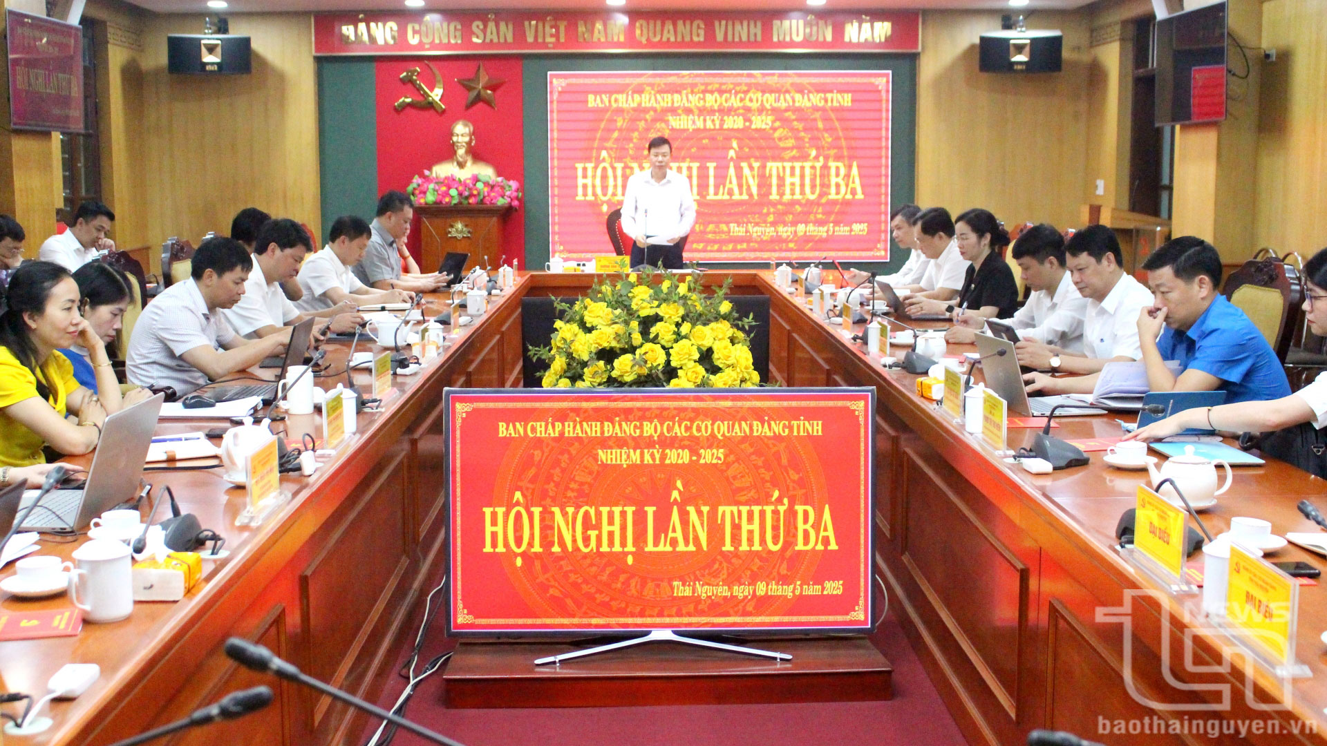 Đồng chí Dương Văn Tiến, Ủy viên Ban Thường vụ Tỉnh ủy, Chủ tịch Ủy ban MTTQ tỉnh, Phó Bí thư Thường trực Đảng ủy các cơ quan Đảng tỉnh, chủ trì Hội nghị.