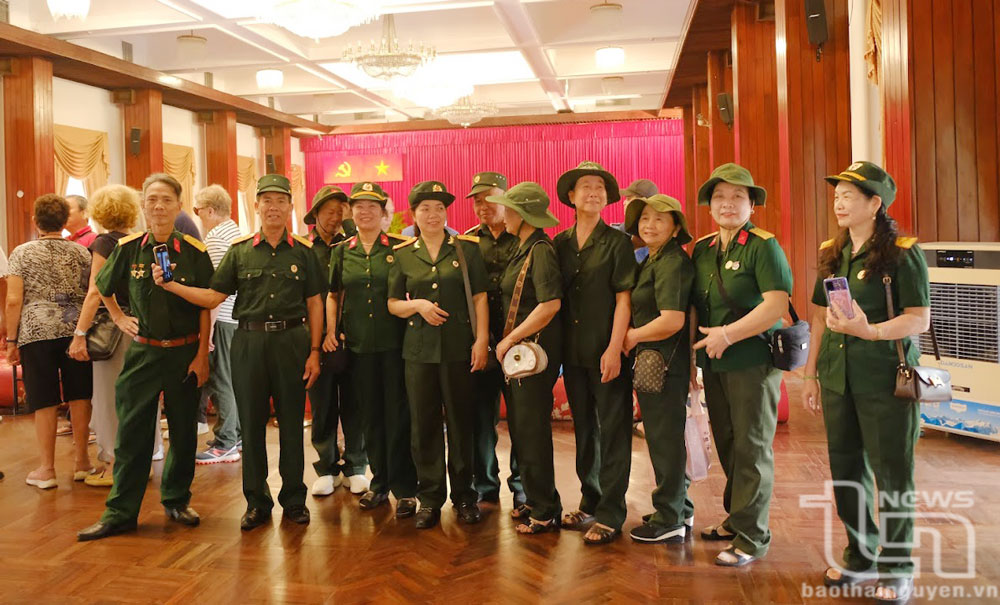 Một đoàn cựu chiến bình từ miền Bắc vào tham quan Dinh Độc Lập.