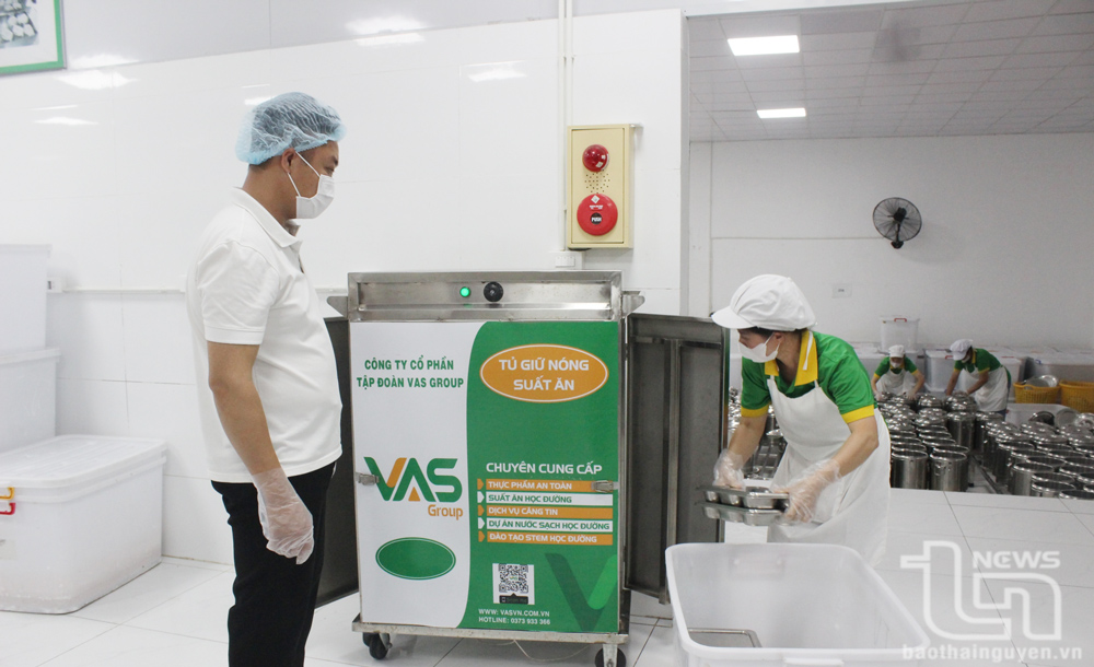 Các suất ăn để trong tủ giữ ấm được vận chuyển đến các trường.