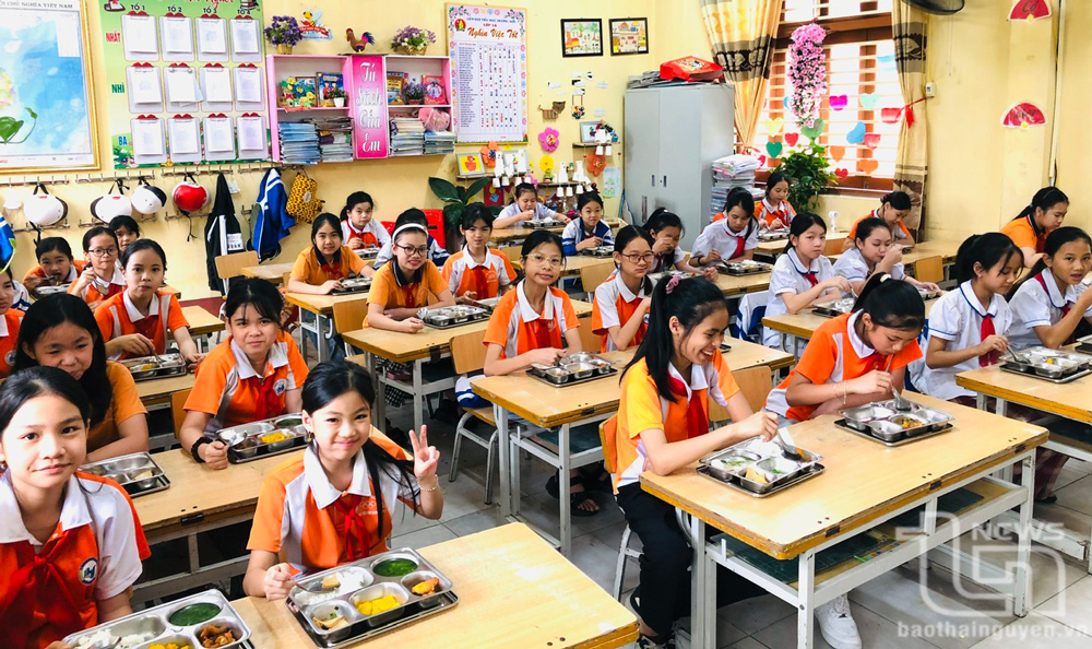 Một bữa ăn trưa của học sinh Trường Tiểu học Hương Sơn (TP. Thái Nguyên) do VAS Group cung cấp.