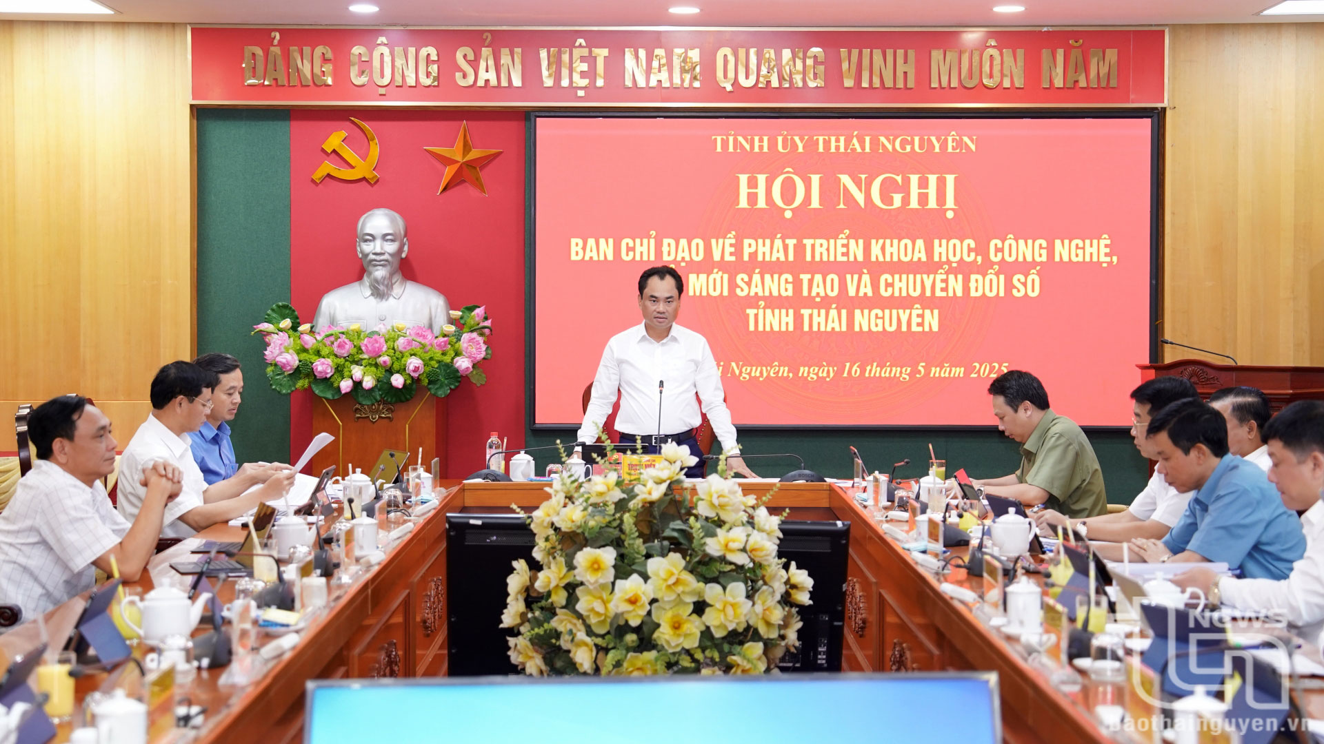 đồng chí Trịnh Việt Hùng, Ủy viên dự khuyết Trung ương Đảng, Bí thư Tỉnh ủy, Trưởng Ban Chỉ đạo phát triển khoa học công nghệ, đổi mới sáng tạo và chuyển đổi số của tỉnh, chủ trì Hội nghị