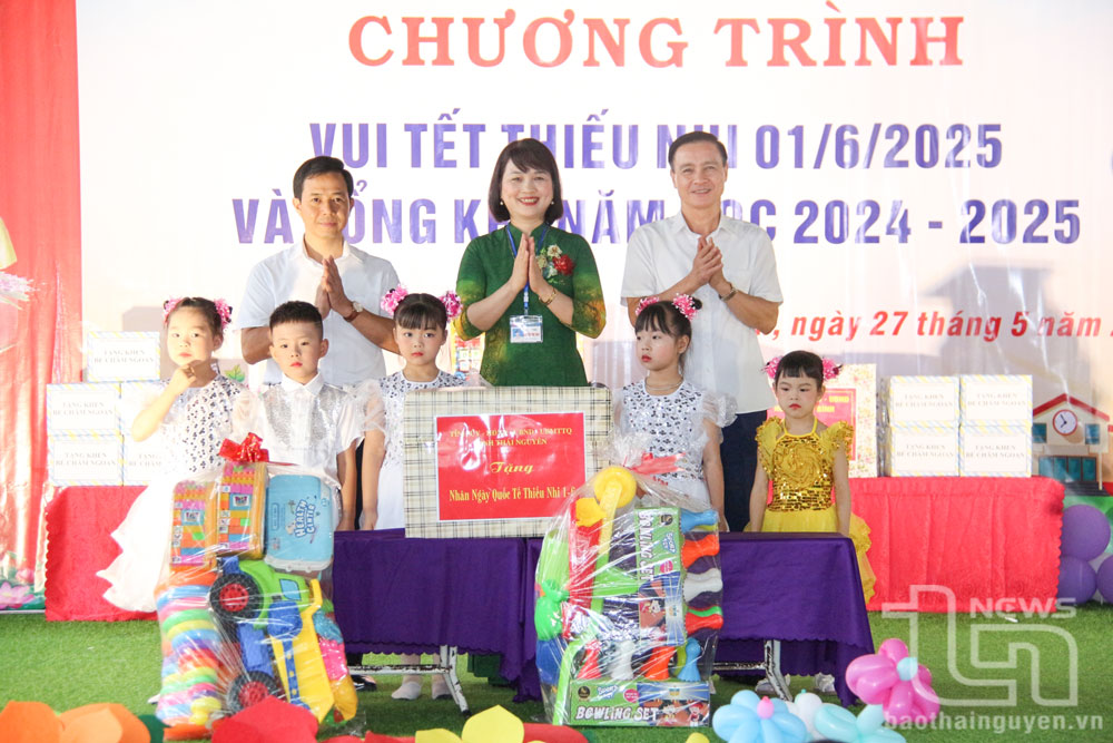 Đồng chí Trưởng Ban Tuyên giáo và Dân vận Tỉnh ủy Vũ Duy Hoàng tặng quà cô và trò Trường Mầm non Kha Sơn (Phú Bình).