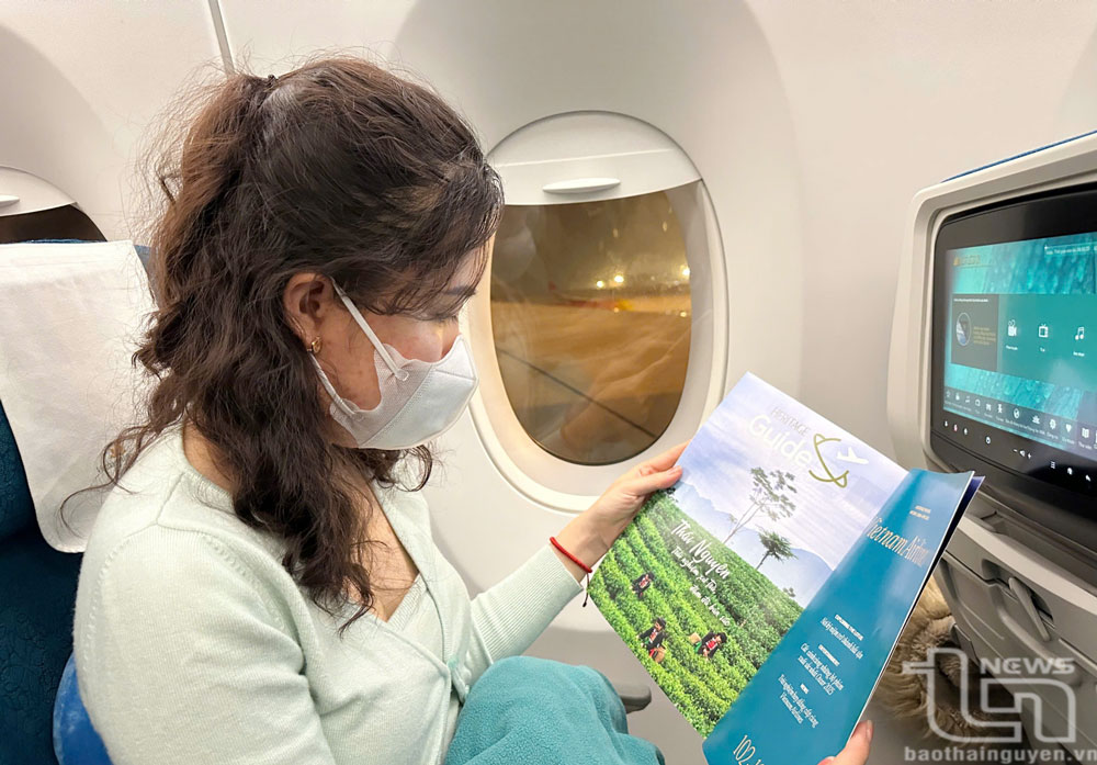 Hành khách xem hình ảnh giới thiệu về Thái Nguyên trên chuyến bay của Vietnam Airlines.