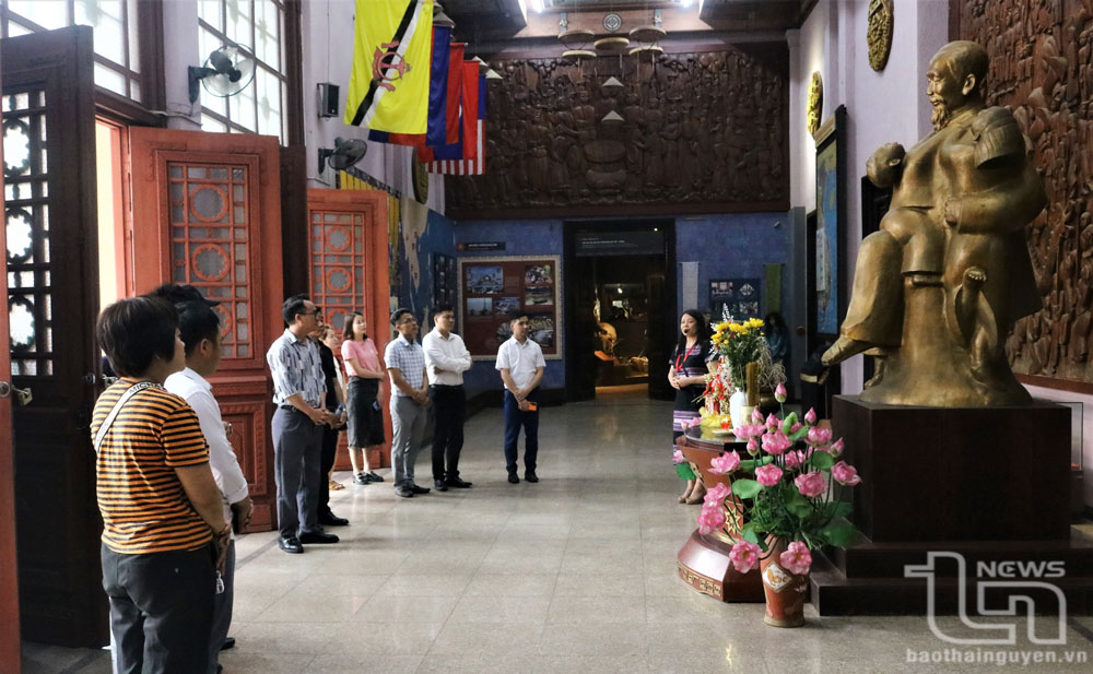 Hàng nghìn lượt du khách đến tham quan Bảo tàng Văn hóa các dân tộc Việt Nam.