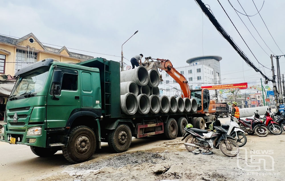 'Vượt nắng thắng mưa' cải tạo đường Cách mạng Tháng Tám TP. Sông Công