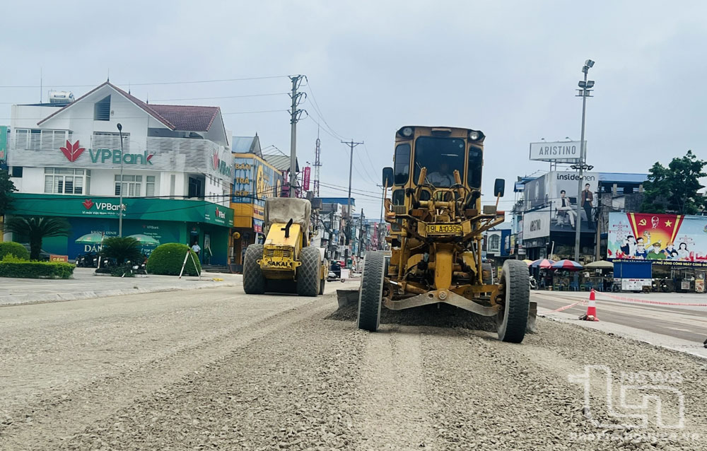 Nhà thầu huy động nhiều máy móc thi công.