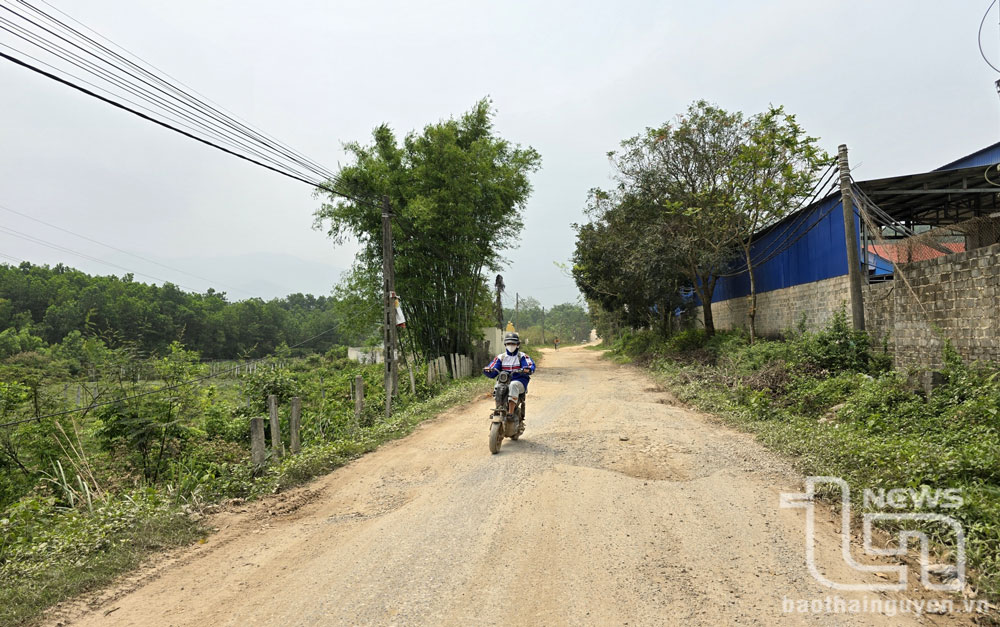 Nhiều ổ gà, ổ voi trên đường tiềm ẩn nguy cơ mất an toàn giao thông.