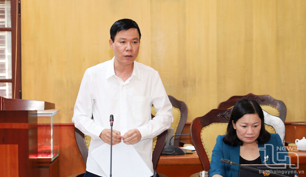 Đồng chí Dương Văn Tiến, Ủy viên Ban Thường vụ Tỉnh ủy, Chủ tịch Ủy ban MTTQ tỉnh phát biểu ý kiến