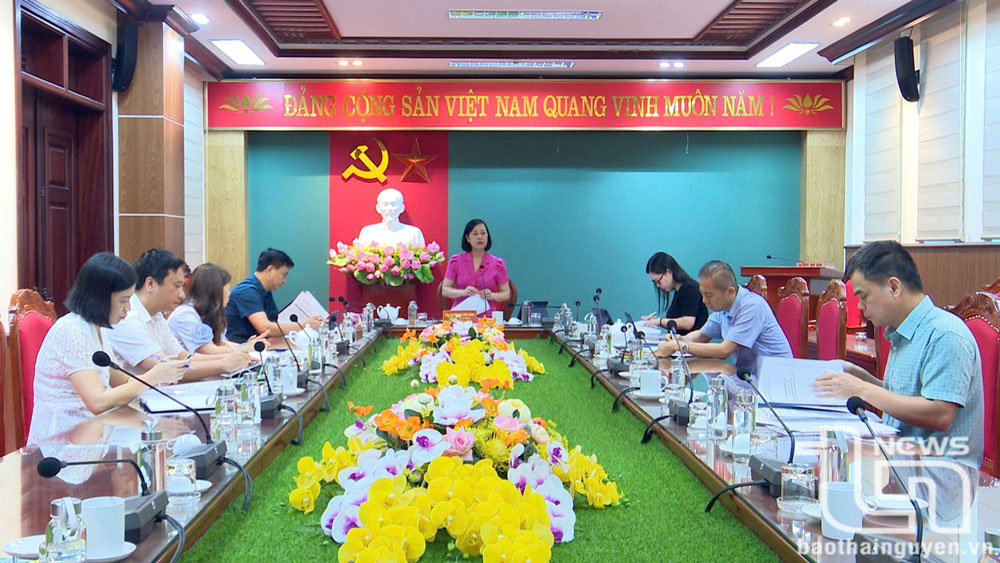 Tổ công tác của Thành ủy Thái Nguyên duyệt đại hội của đảng bộ cơ sở.