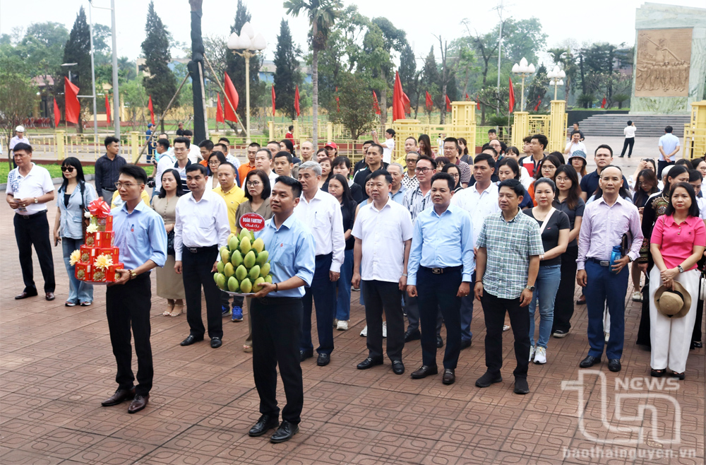 Lãnh đạo Công ty CP Gang thép Thái Nguyên cùng các đại biểu và du khách dâng hương tại Nhà tưởng niệm trong Di tích lịch sử Địa điểm lưu niệm Chủ tịch Hồ Chí Minh về thăm Khu Gang thép.