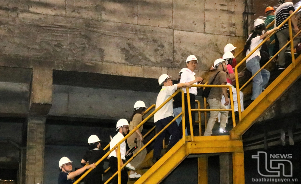 Du khách tham quan nhà máy sản xuất của Công ty CP Gang thép Thái Nguyên.