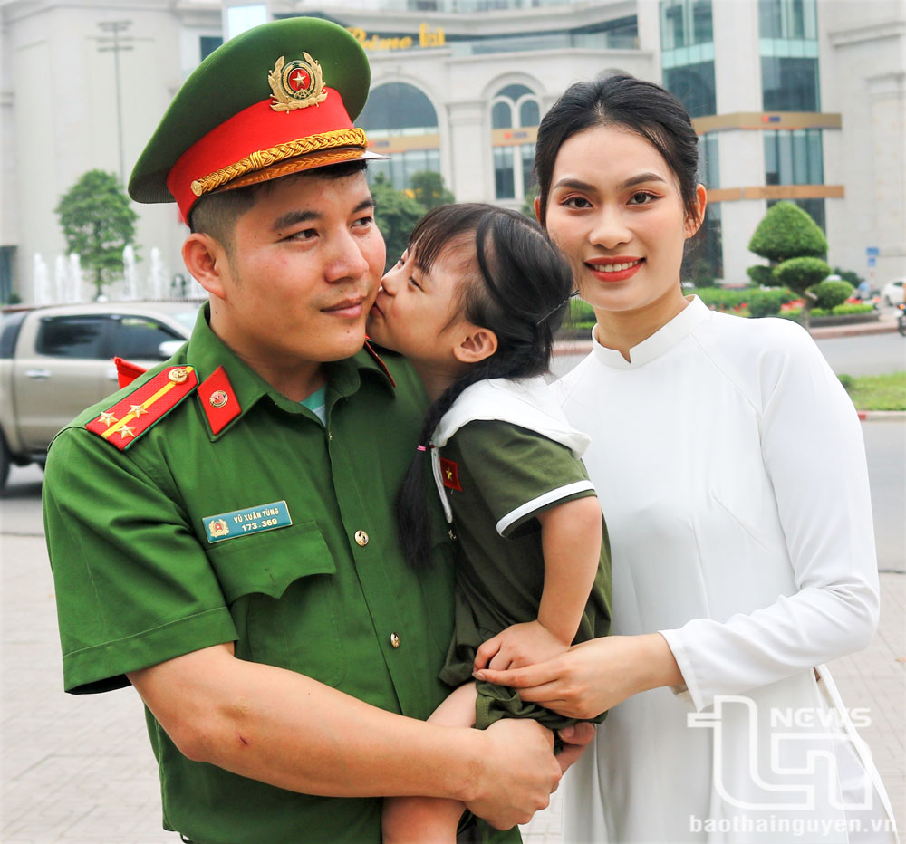 Gia đình anh Vũ Xuân Tùng luôn chia sẻ với nhau để cùng giữ lửa hạnh phúc.