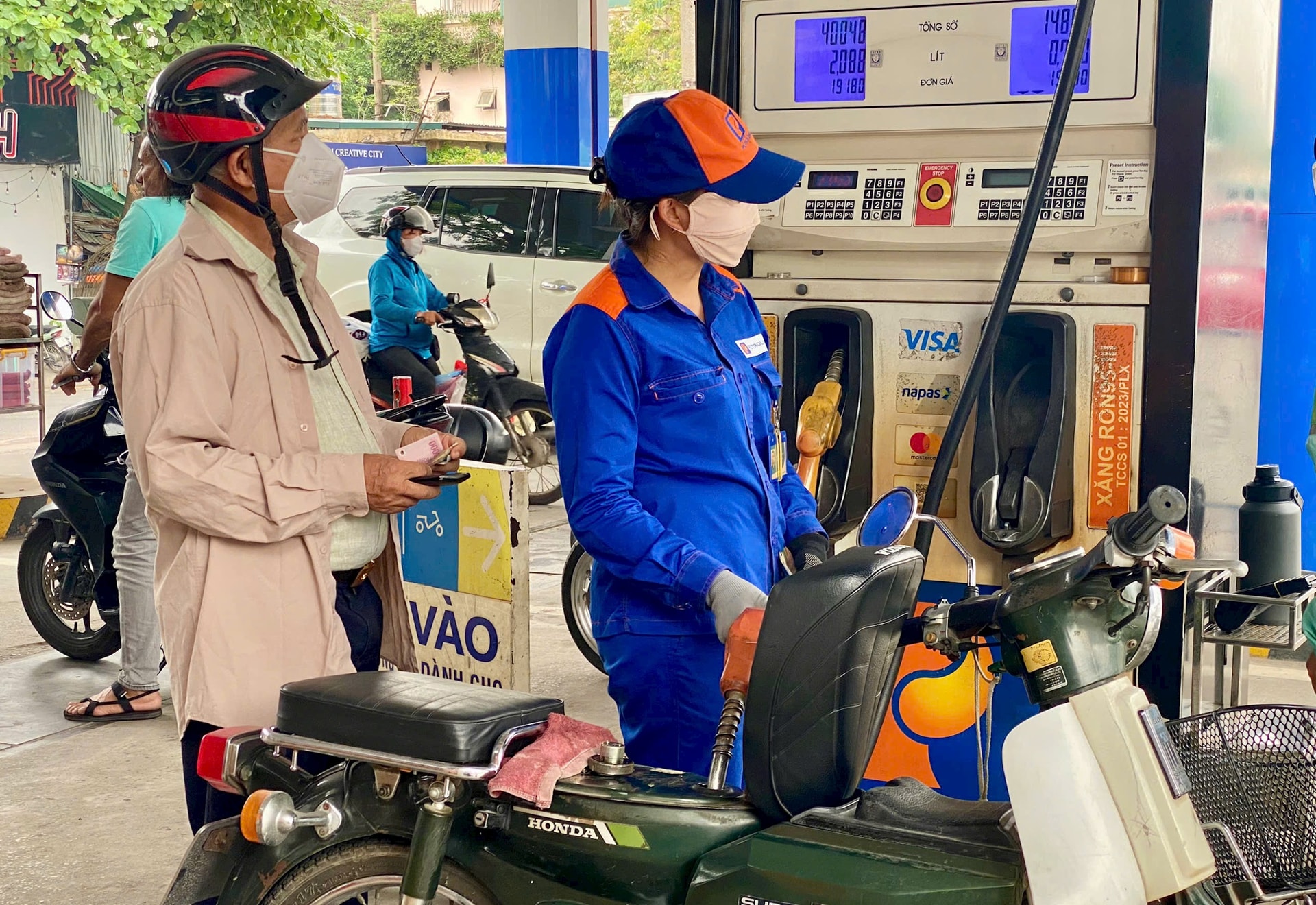 Giá xăng tiếp tục giảm từ chiều nay 22-5. Ảnh: Bảo Hân