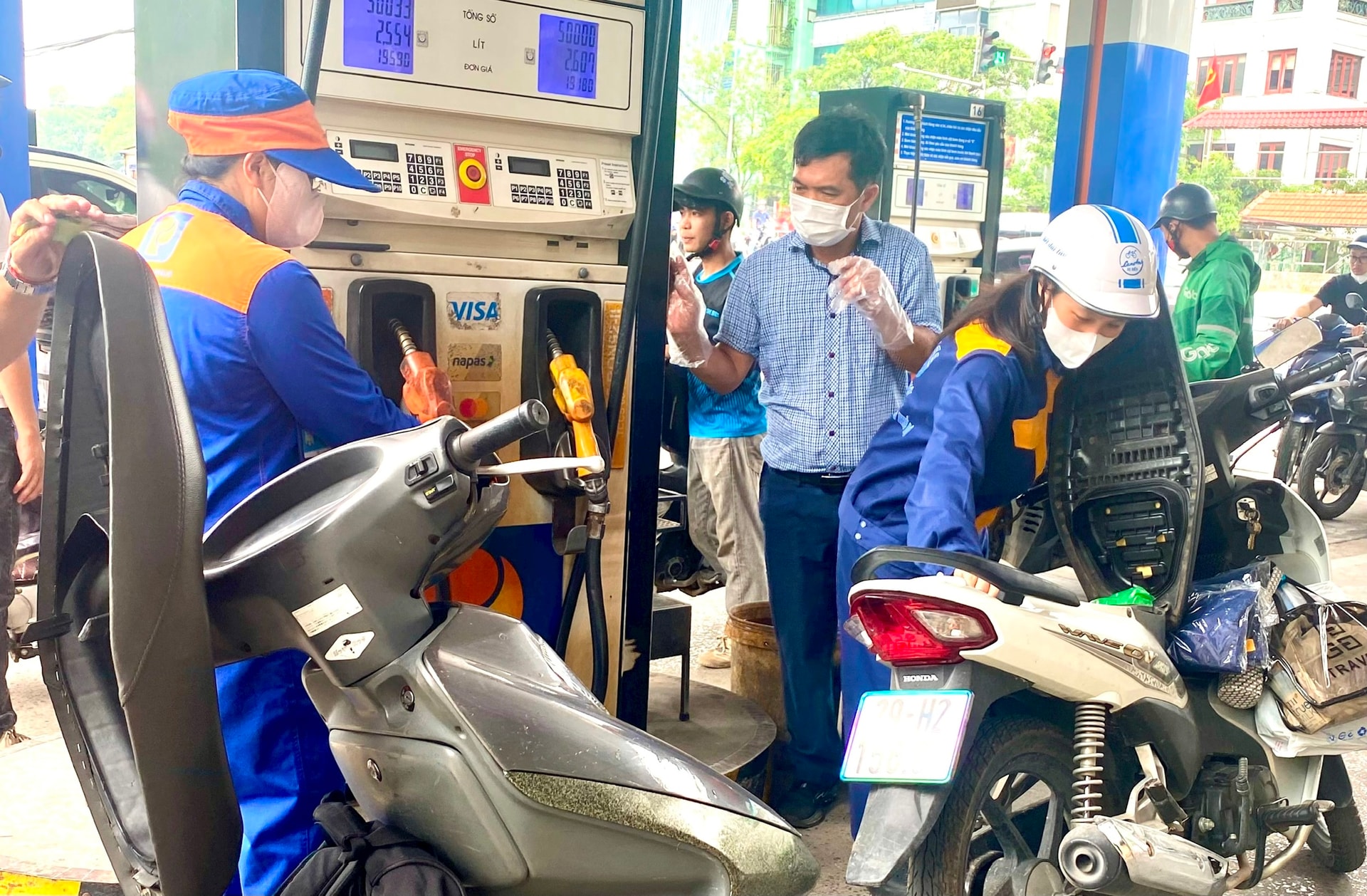 Giá xăng tăng nhẹ, giá dầu giảm