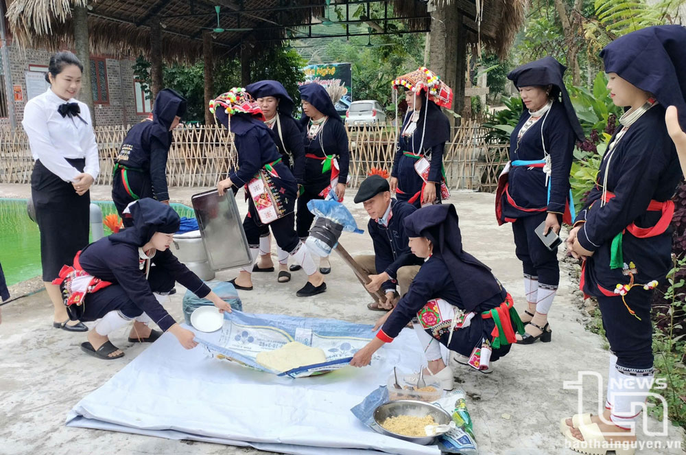 Bánh dày là một trong những món ăn không thể thiếu trong mâm cỗ của đồng bào Dao vào những dịp lễ, Tết.