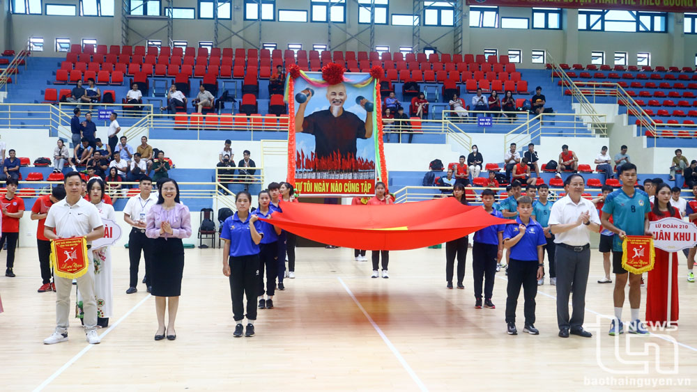 Lãnh đạo Sở Văn hóa, Thể thao và Du lịch trao Cờ lưu niệm cho các đội tham gia.