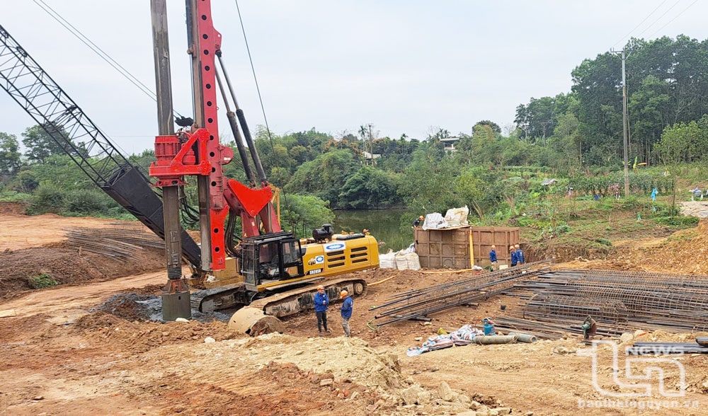 Tổng Công ty 319 (Bộ Quốc phòng) đang đẩy nhanh tiến độ thi công móng cầu Phú Sơn thuộc Dự án đường Vành đai I.