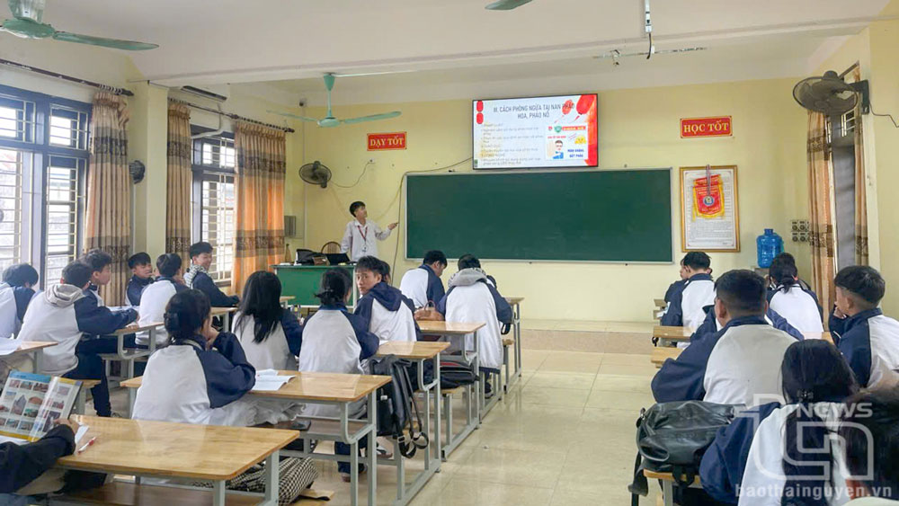 Các em học sinh Trung tâm Giáo dục Thường xuyên tỉnh trao đổi, thảo luận trong tiết học giáo dục kỹ năng sống.