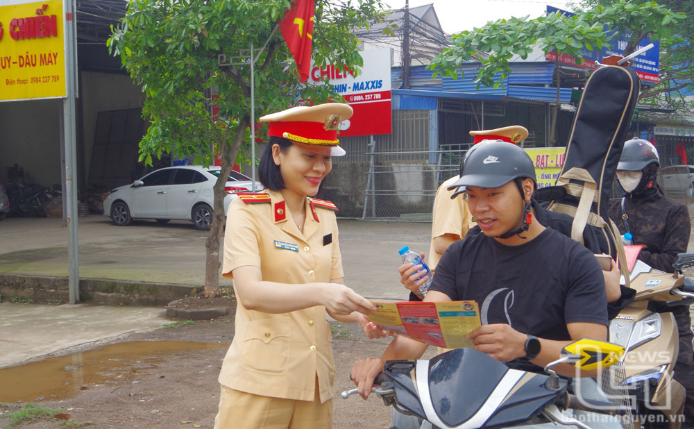 Cảnh sát giao thông phát tờ rơi tuyên truyền cho người dân.