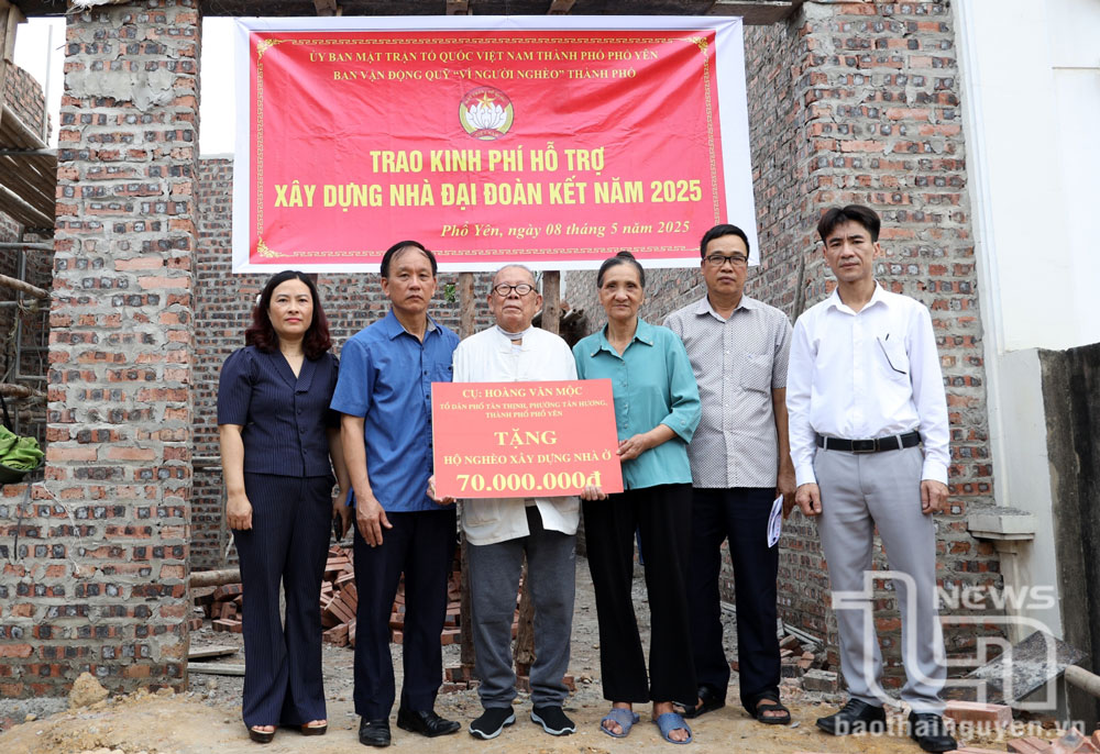 Cụ ông 93 tuổi tiết kiệm tiền giúp hộ nghèo xây nhà