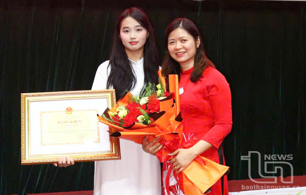 Em Vũ Thị Kim Oanh và cô giáo hướng dẫn Đào Thị Thuận, giáo viên 