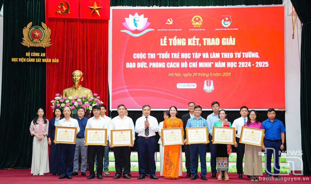 Bộ Giáo dục và Đào tạo trao Bằng khen tặng 10 tập thể có thành tích xuất sắc trong Cuộc thi.