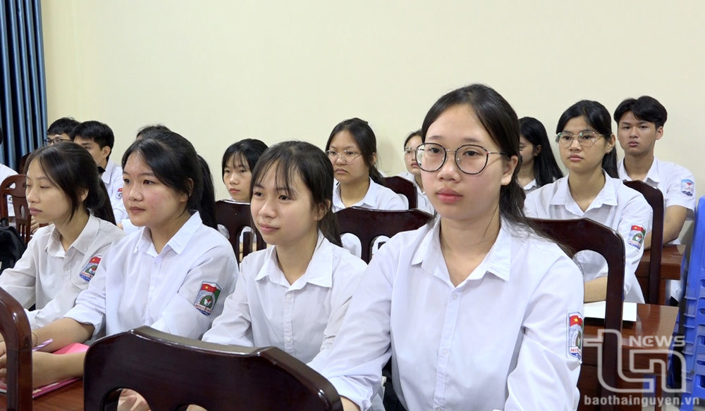 Bồi dưỡng nhận thức về Đảng cho hơn 100 học sinh