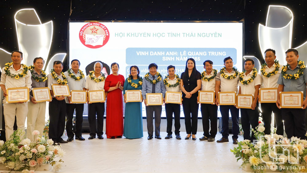 cán bộ, hội viên tiêu biểu từ các cấp hội khuyến học trong tỉnh đã được trao học bổng “Học không bao giờ cùng”.