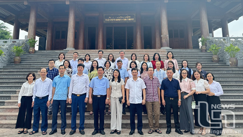 Lãnh đạo, cán bộ Ban Tuyên giáo và Dân vận Tỉnh ủy hai tỉnh chụp ảnh lưu niệm tại Khu di tích lịch sử Quốc gia 60 liệt sĩ thanh niên xung phong Đại đội 915, Đội 91 Bắc Thái.