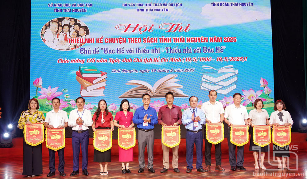 Các đoàn tham dự nhận cờ lưu niệm từ Ban tổ chức.