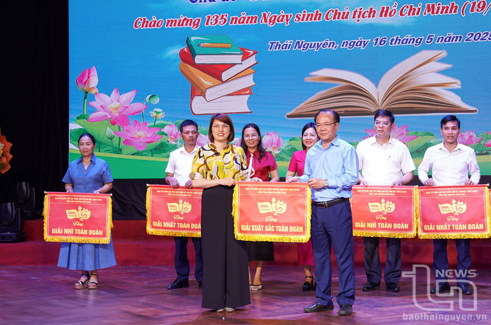 Đồng chí Đỗ Xuân Hoà, Phó Giám đốc Sở Văn hoá, Thể thao và Du lịch tỉnh trao giải xuất sắc toàn đoàn cho TP. Sông Công.