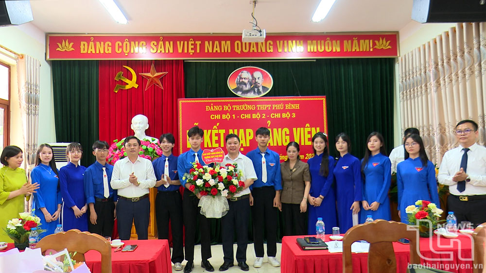 Kết nạp 12 đảng viên là giáo viên, học sinh