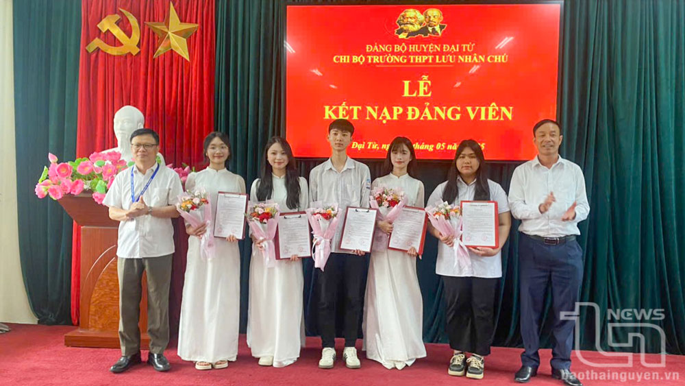 5 em học sinh ưu tú của Trường THPT Lưu Nhân Chú được trao quyết định kết nạp Đảng.