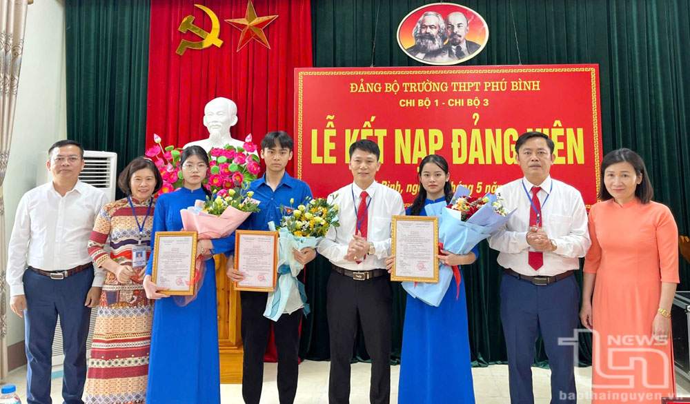 Đảng bộ Trường THPT Phú Bình tổ chức Lễ kết nạp đảng viên là học sinh.