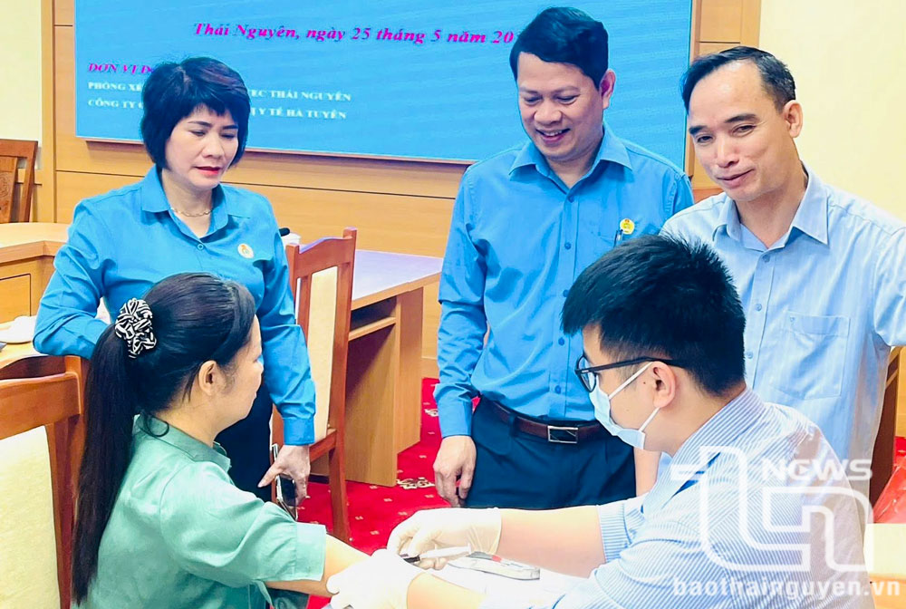 120 đoàn viên, người lao động được tặng quà, khám sức khỏe miễn phí