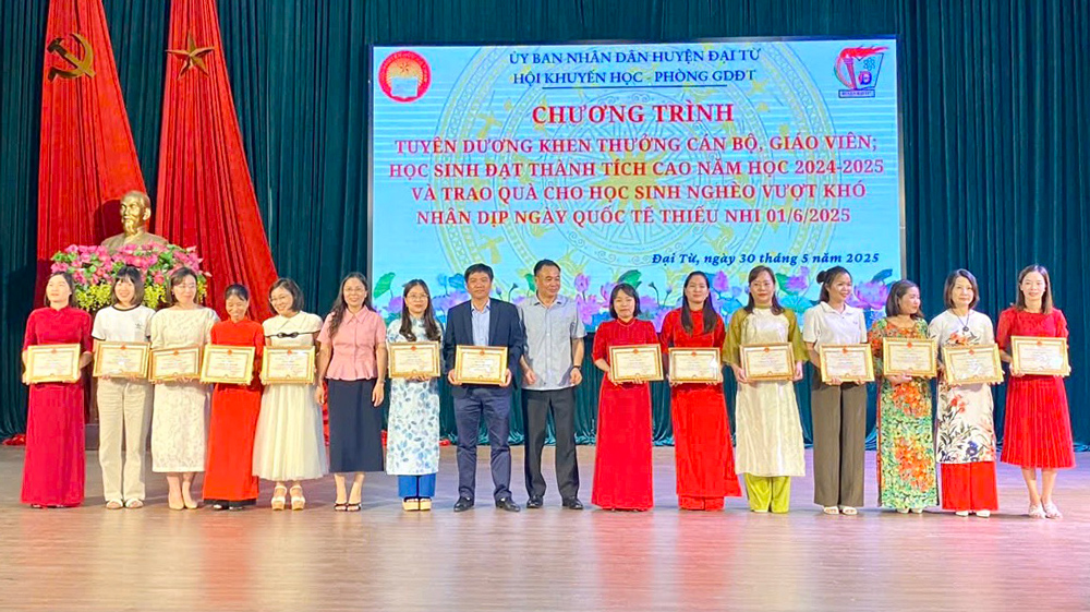 Đại Từ: Khen thưởng giáo viên, học sinh đạt thành tích cao năm học 2024-2025