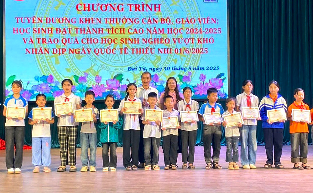Các em học sinh được tuyên dương, khen thưởng.