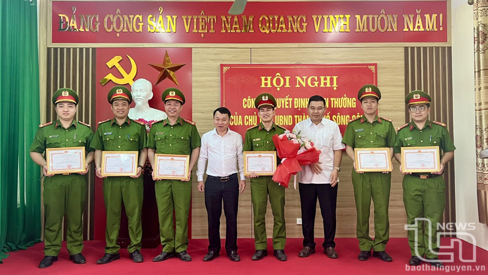 Khen thưởng 6 chiến sĩ Công an có thành tích xuất sắc trong đấu tranh, phòng, chống tội phạm