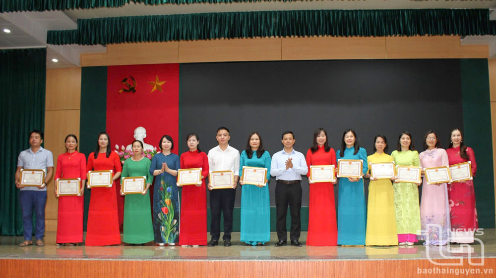 Tăng cường dạy tiếng Việt cho học sinh dân tộc thiểu số