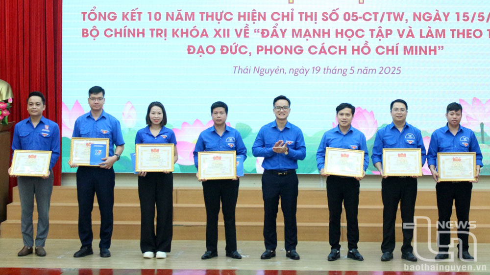 7 cá nhân nhận khen thưởng tại Hội nghị vì có thành tích xuất sắc trong Học tập và làm theo tư tưởng, đạo đức, phong cách Hồ Chí Minh giai đoạn 2016-2025.