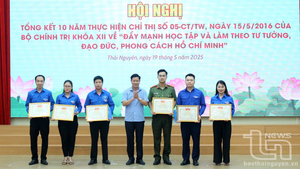 Đại diện cho 6 tập thể có thành tích xuất sắc trong học tập và làm theo tư tưởng, đạo đức, phong cách Hồ Chí Minh giai đoạn 2016-2025 nhận khen thưởng tại Hội nghị.