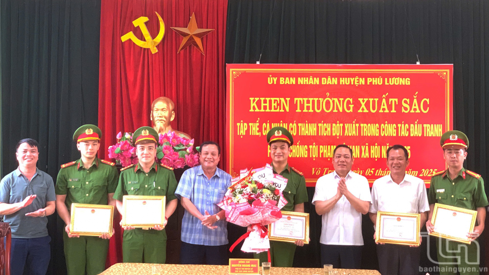 Khen thưởng tập thể, cá nhân xuất sắc trong đấu tranh, phòng chống tội phạm